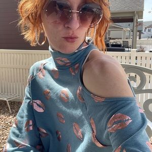 💕 NWOT Lipsmack Sweatshirt